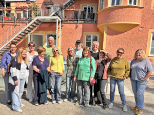 Mitglieder des Kunstverein von links: Ana Zechmeister, Rosmarie Weigert, Sandra Greckl, Elisabeth Lex, Werner Rattensberger , Eva Bauer-Enghofer, Irene Müller, Bodo Gsedl, Hannelore Stephani, Hans Peis, Petra Borgolte-Faupel, Maria Weber, Claudia Taub